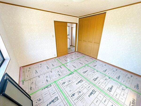 【2階洋室8帖】壁天井クロス張替えいたします。2面の窓があり広々とした印象のお部屋です。ご夫婦の寝室にいかがですか。