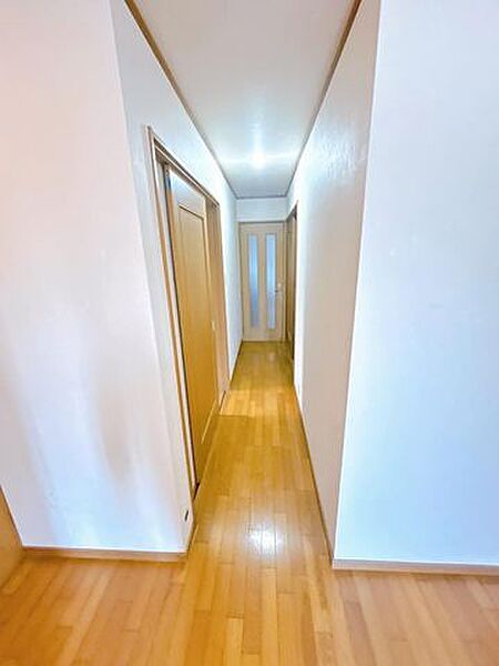 【1階廊下】壁天井クロス張替えいたします。室内をスムーズにつなぐ廊下部分となります。