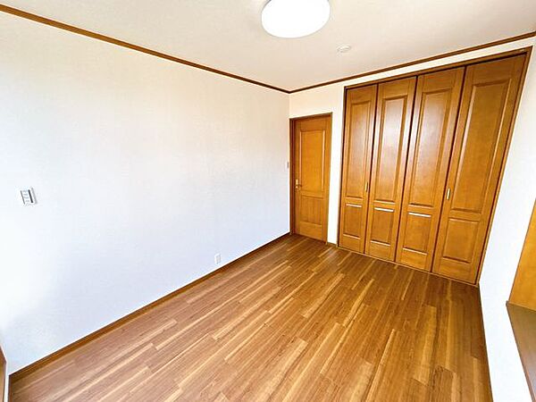 【2階洋室6帖】クロス張替、照明交換、床フロアタイル上張りいたしました。
