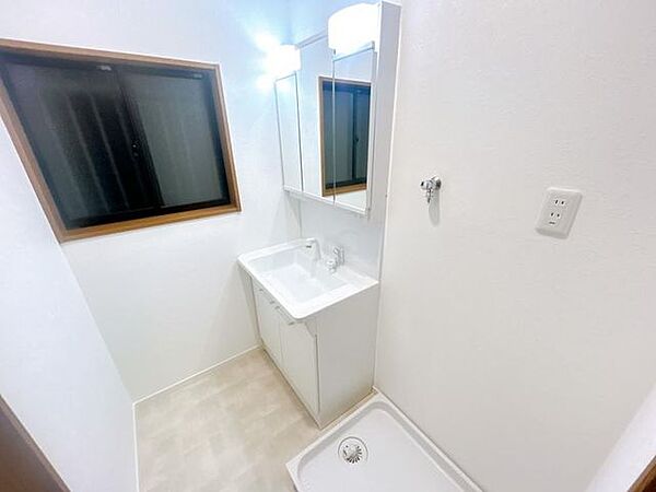 【洗面所】こちらは洗面所です。洗面台は新品の物に交換しております。