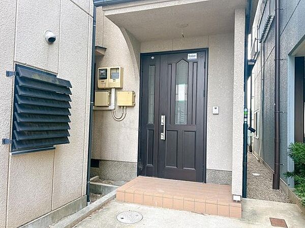 【玄関】こちら玄関の外観です。