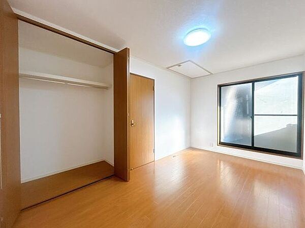 【洋室】2階洋室です。ベランダにはこちらのお部屋から出られます。