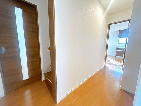 【廊下】1階廊下のお写真です。