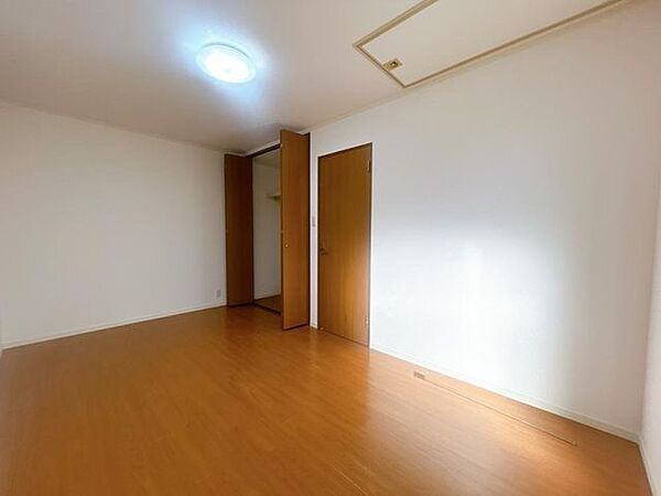 【洋室】2階の洋室を別角度から撮影いたしました。