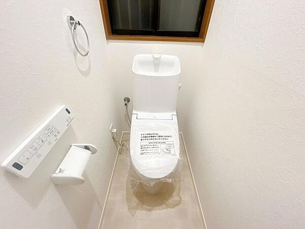 【トイレ】こちらはトイレです。便器は新品の物に交換しております。