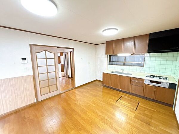 こちらはリビングです。一度ご内覧いただき、家具配置のイメージをしてみてはいかがですか？