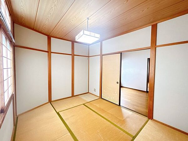 こちらは2階西側の和室です。