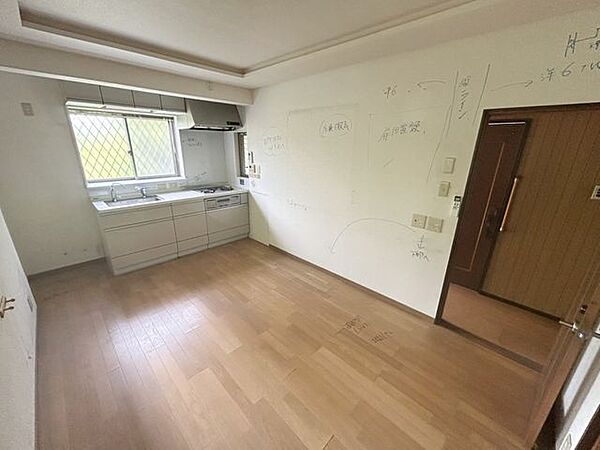 【リフォーム前】こちらのお部屋はリフォーム後、（1階玄関側）洋室6帖になります。