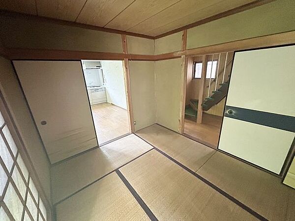 【リフォーム前】こちらのお部屋は、リフォーム後、（1階洗面所側）洋室6帖になります。