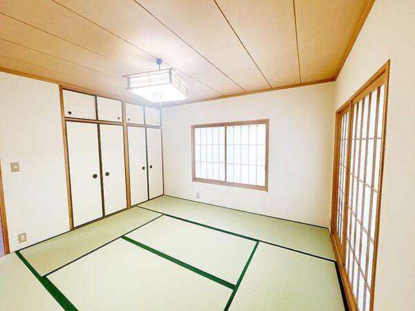 【2階和室8帖】イグサの香りに癒される、居心地のいいお部屋です。