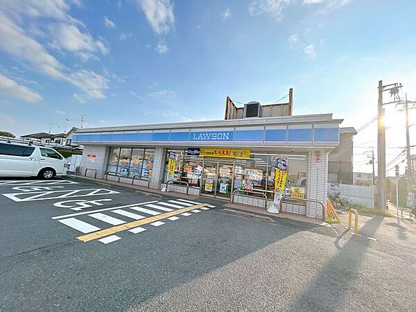 【ローソン京田辺薪店】約50ｍ。徒歩1分。