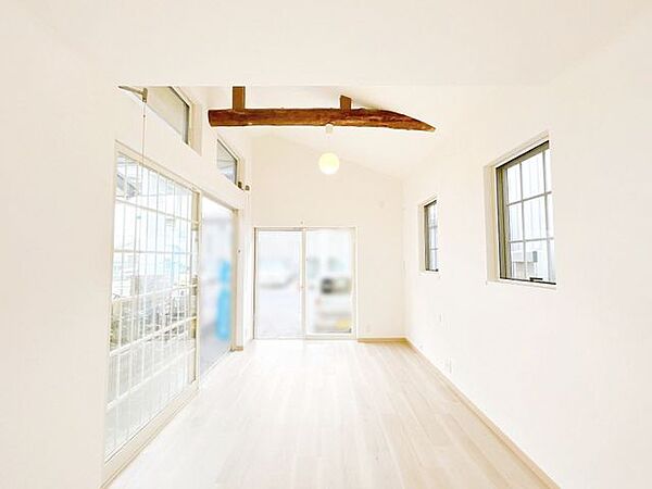 【リビング】日当たりもよく、ゆったりとお過ごしいただけます。※現在リフォーム工事中のため、写真には設備・資材等が写っております。