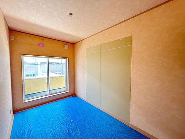【リフォーム中：洋室】戸でつながっていた2室を壁で仕切り、各居室の独立性とプライバシーを高めます。