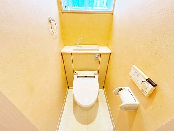 【2階トイレ】トイレが2台ありますので、込み合う朝の身支度時には本領発揮。トイレの出待ちもなくなり気持ちよく出かけられますね。