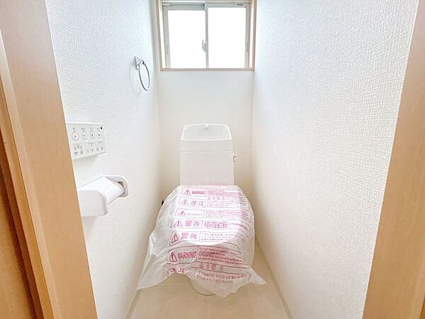 【リフォーム後：2階トイレ】トイレが2台ありますので、込み合う朝の身支度時には本領発揮。トイレの出待ちもなくなり気持ちよく出かけられますね。