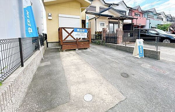 【駐車場】前面道路が5ｍとゆとりがございますので、運転苦手な方でもゆったり駐車していただけます。