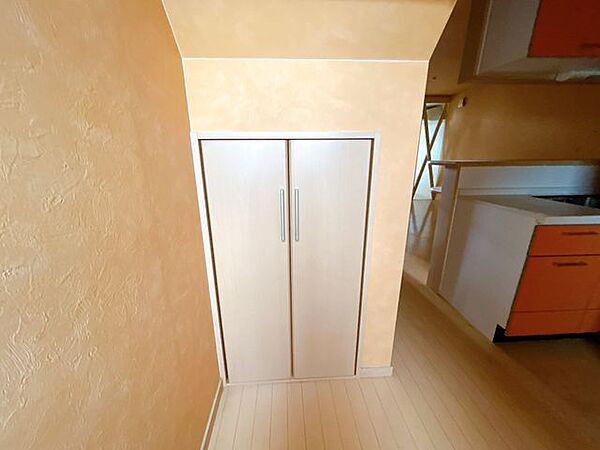 【収納】階段下収納になります。