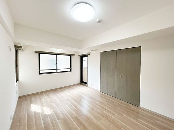 【洋室8帖】2面の窓があり広々とした印象のお部屋です。ご夫婦の寝室にいかがですか。