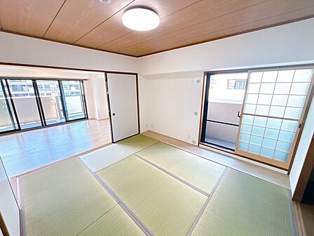 【和室6帖】リビングと隣接しているので、ふすまを開けば親戚やお客様が沢山来た時でも便利なお部屋です。