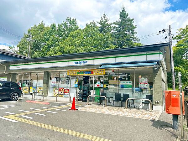 【ファミリーマート西京桂坂店】1600m。徒歩20分。