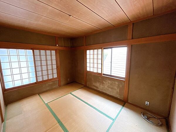 【2階和室6帖】イグサの香りに癒される、居心地のいいお部屋です。