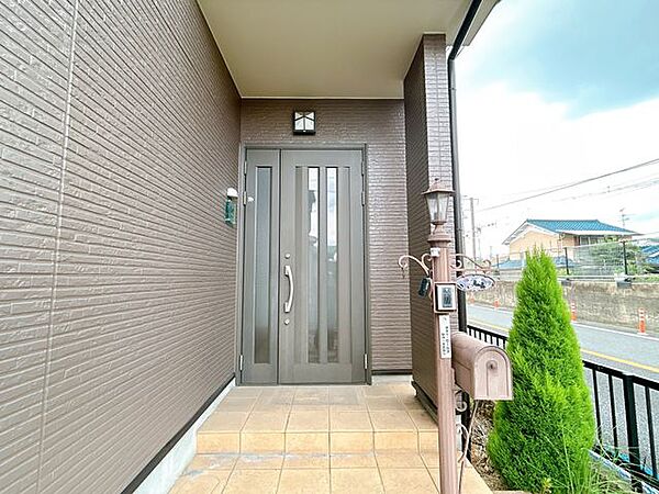 玄関です。玄関はお家の顔となる部分。お客様が最初に目にする場所だからこそ、第一印象が大切ですね。