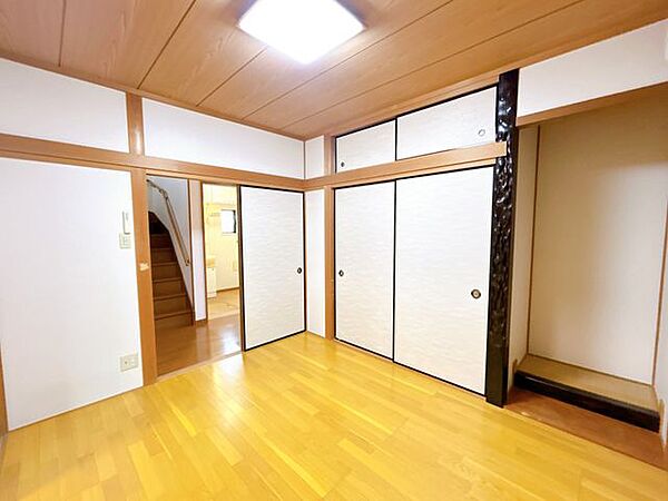 【リフォーム前】1階、リビングにつながる6帖の洋室です。