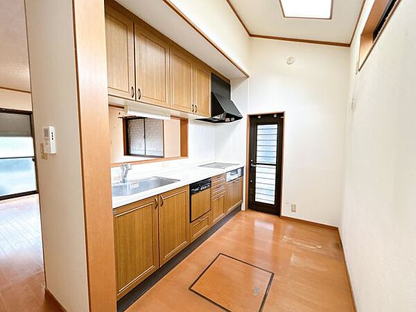 【リフォーム前】キッチンです。引き出しには一升瓶や背の高いものも収納できます。