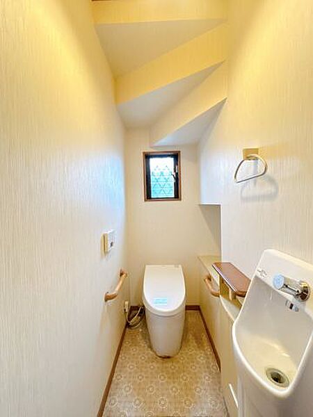 【リフォーム前】トイレです。表面は凹凸が少ないため、汚れが付きにくくお手入れが簡単です。