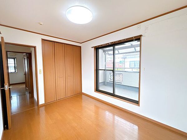 2階、西側6帖の洋室です。