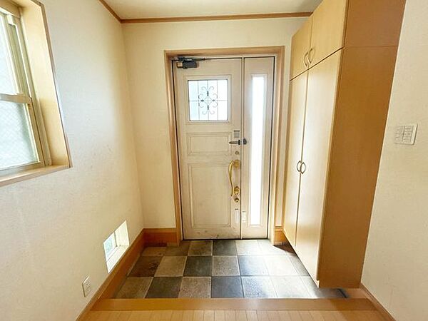 【玄関】お家の顔となる玄関は明るく清潔感のある空間です。