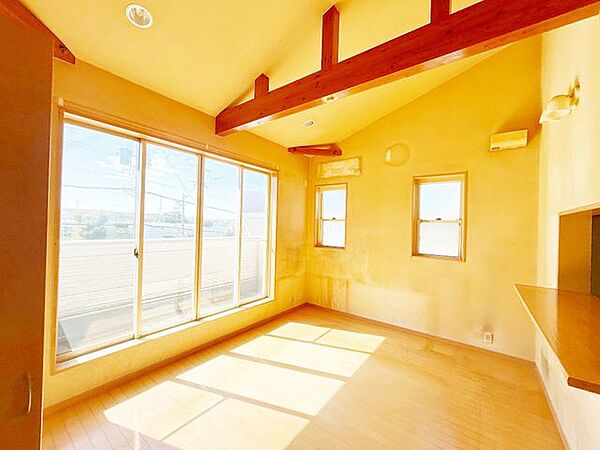 【リビング】大きな窓があるので、明るく開放感のある空間になっております。