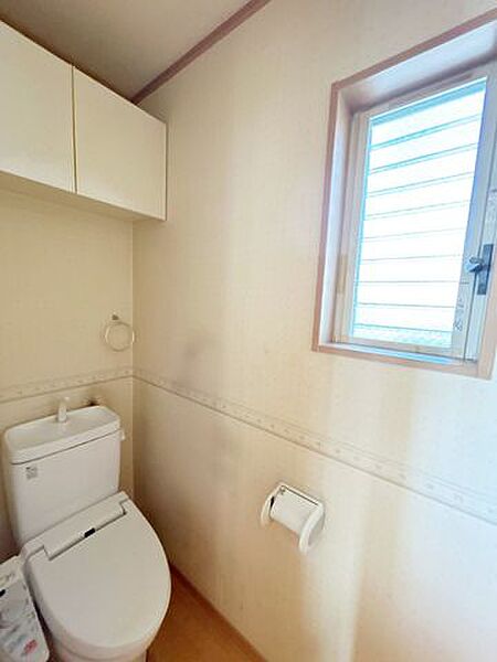 【2階トイレ】トイレが2台ありますので、込み合う朝の身支度時には本領発揮。トイレの出待ちもなくなり気持ちよく出かけられますね。