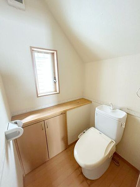 【1階トイレ】トイレが2台ありますので、込み合う朝の身支度時には本領発揮。トイレの出待ちもなくなり気持ちよく出かけられますね。