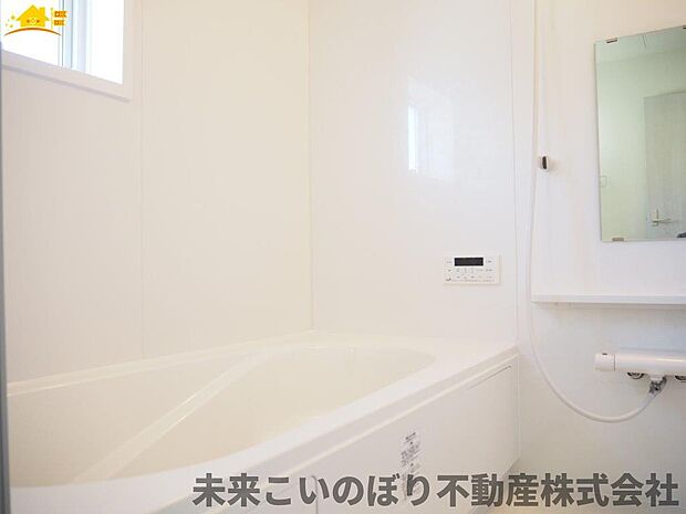 1坪サイズのバスルーム。浴室換気乾燥機を標準装備。乾きやすい床やお手入れのしやすい排水口など、いつも清潔にご使用いただけます。