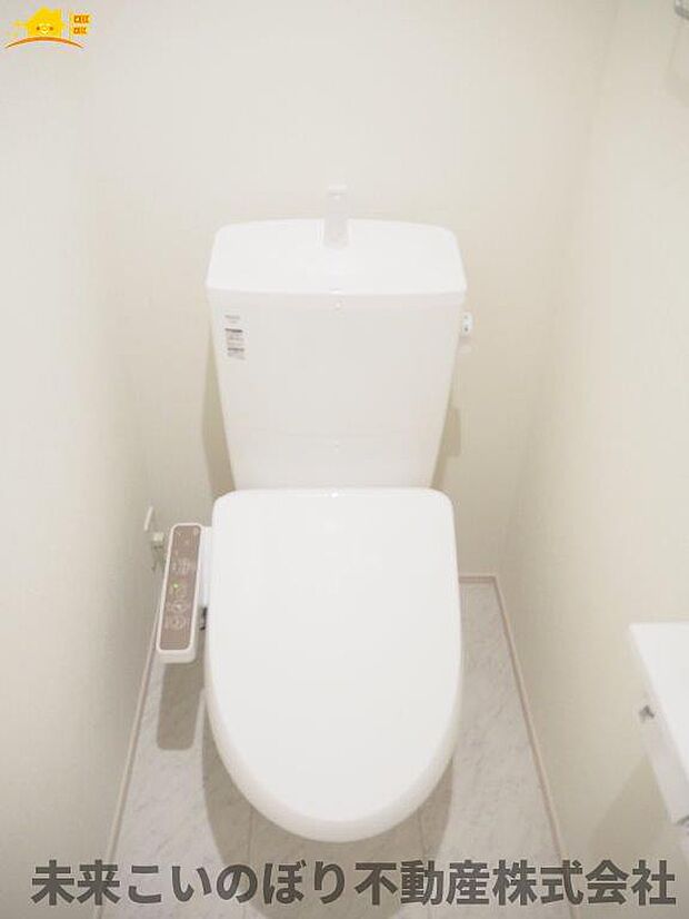 シンプルな機能を搭載したトイレ。家族みんなが使う場所だからこそ清潔にこだわりたいですね。