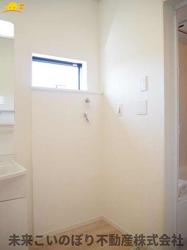 洗面脱衣室には窓があり空気の入れ替えが出来カビの防止対策できますよ。
