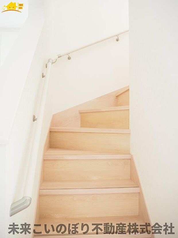 階段スペースには手すりがあり安心です