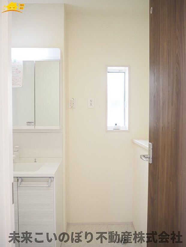 洗面脱衣室には窓があり空気の入れ替えが出来カビの防止対策できますよ。
