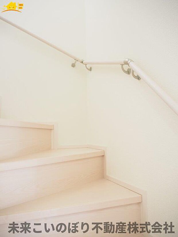 階段スペースには手すりがあり安心です