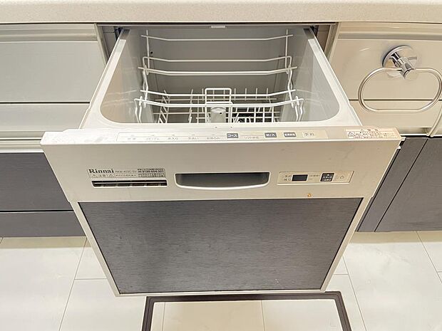 忙しい家事の負担が削減できる、食器洗浄機完備です。