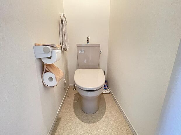 2階のトイレです。災害時でも安心のタンク付きです。