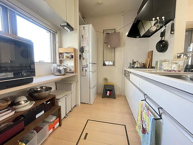 キッチン部分が広く、冷蔵庫・食器棚を置いてもゆとりがありますのでお料理がはかどりますね♪
