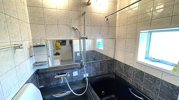 シックでおしゃれな浴室の床は、ヒヤッとしない心地よい肌触りのサーモタイルを採用されています。
