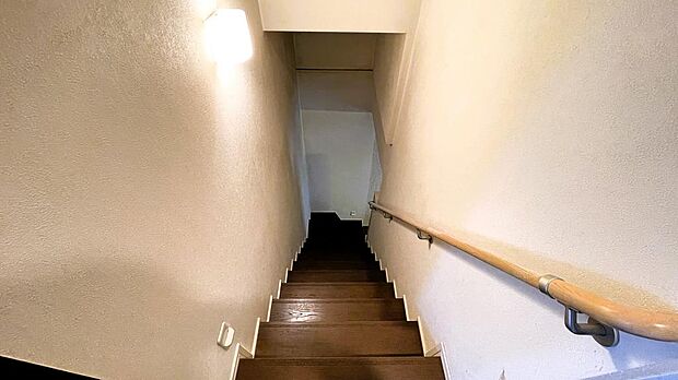 1階と2階を繋ぐ階段も重厚感あふれる雰囲気です。