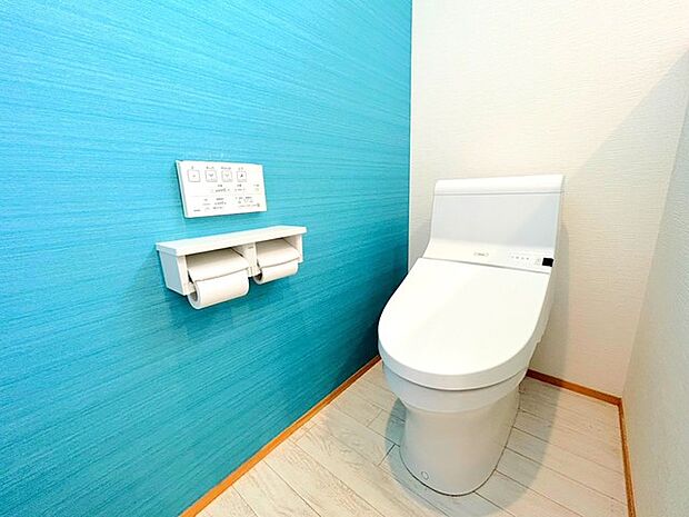 〜人気のタンクレストイレ〜 ・デザイン性に優れ、スッキリと見えるタンクレストイレを採用。 ・節水効果が高く、エコな上に水道代も削減可能。シンプルな形なのでお掃除も楽々です。  