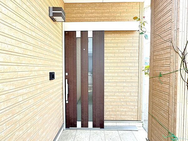 ～デザイン性に優れた玄関～ ・モダンなデザインの玄関ドアを採用する事でお住まいの「顔」の印象が大きく変わります。 ・スライド式でバリアフリーな玄関ドアです。