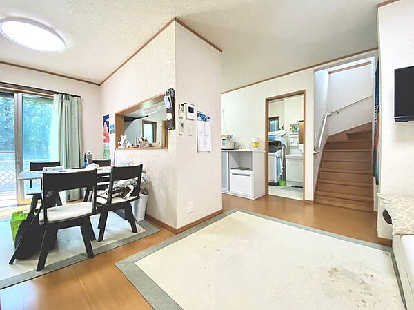 ～穏やかな陽の入るＬＤＫ～ ・大きな窓のあるＬＤＫは陽当りも良好で明るい空間となっております。 ・ご家族団らんなど過ごす時間の多いＬＤＫが明るいのは嬉しいポイントですね。
