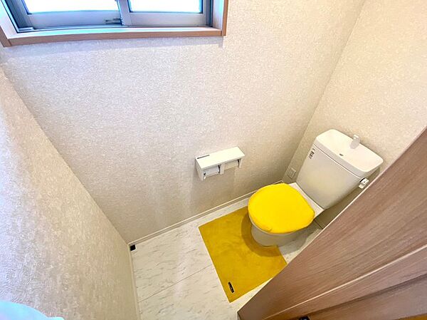～やはり便利なタンク式トイレ～ ・最近はタンクレストイレもございますが、タンク式の場合は停電時もお水を流すことが可能。 ・故障時なども比較的費用が安くなるなど、メリットが多くなります。