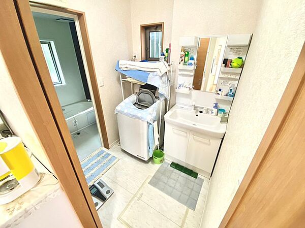 ～シャワー付き洗面台を採用～ ・洗面台の蛇口がホースで伸びシャワーとしてご利用可能。 ・朝の寝ぐせ直しなどにシャワーを使いたい時、洗面台の掃除をする際にも便利にお使いいただけますよ。
